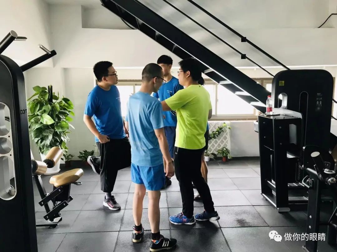 健身房文化之一“扎堆聊天”Gym exercise: chitchatting 